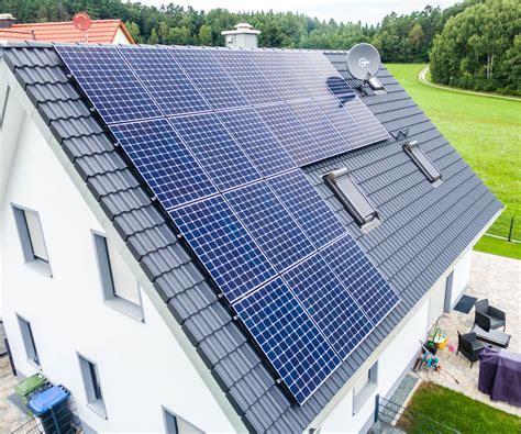 Hinzufügen Von Photovoltaik-Panels Zu Einem Dach